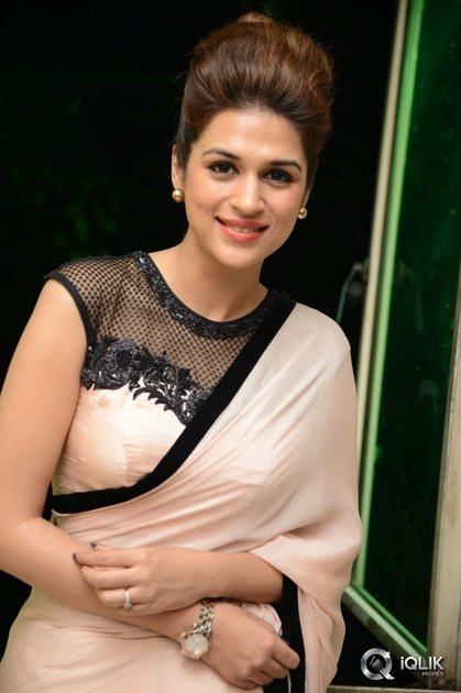 Shraddha-Das-at-Guntur-Talkies-Movie-Trailer-Launch